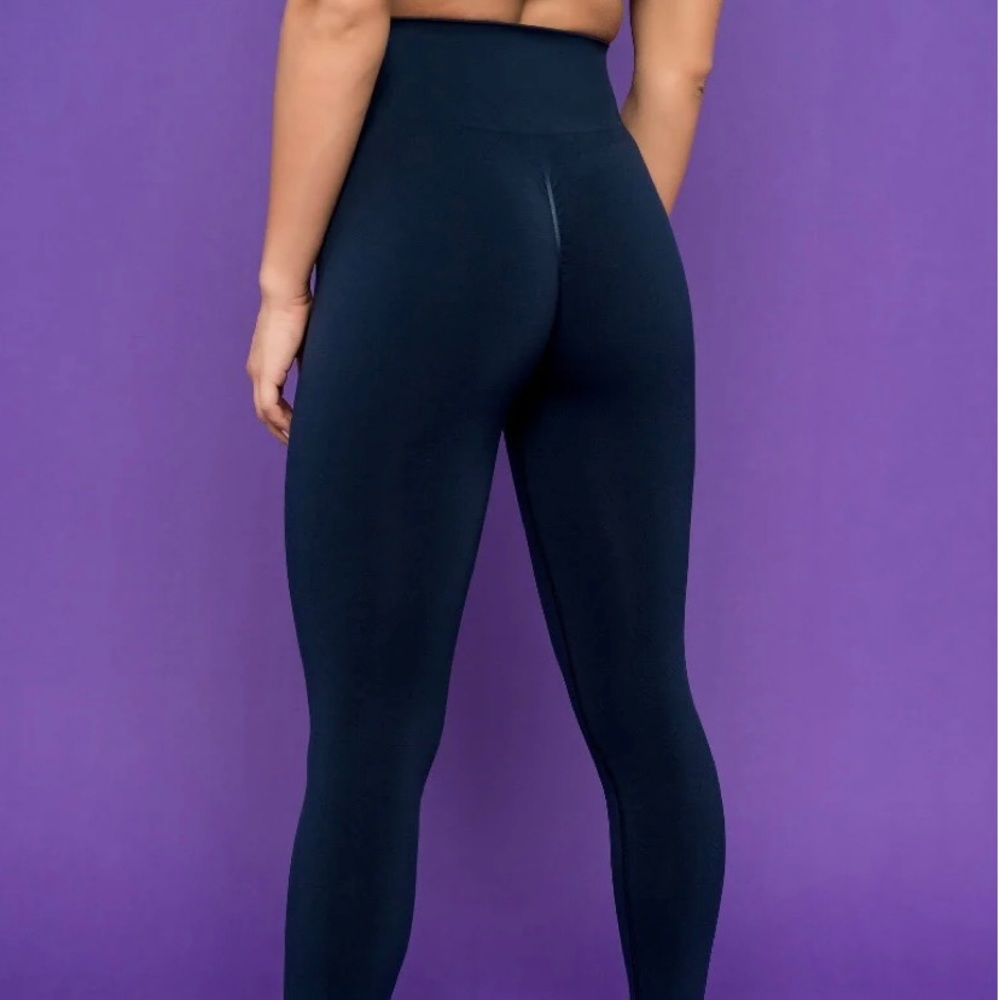KAMO FITNESS Dawn seamless legging with a butt scrunch, size Small.